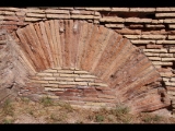 04325 ostia - regio i - insula viii - botteghe (i,viii,9) - raum an der nordwestecke - ostwand - detail - nordostecke - 09-2022.jpg